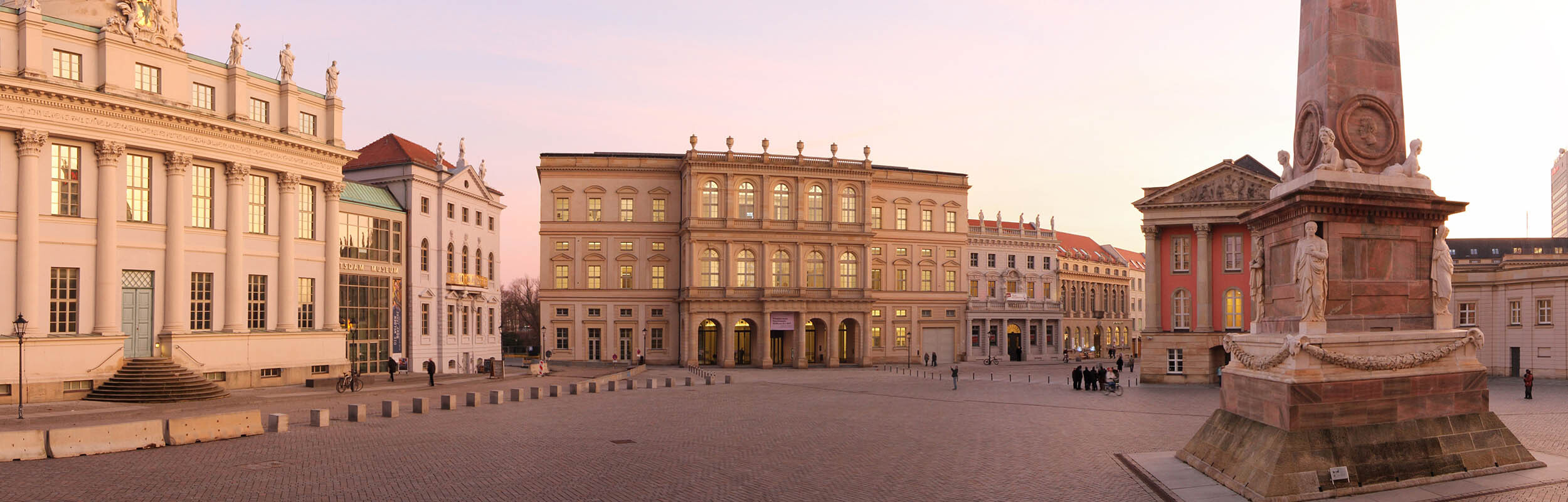 Foto: Platzfläche Alter Markt mit Potsdam Museum, Museum Barberini, Landtagsgebäude und Obelisken.