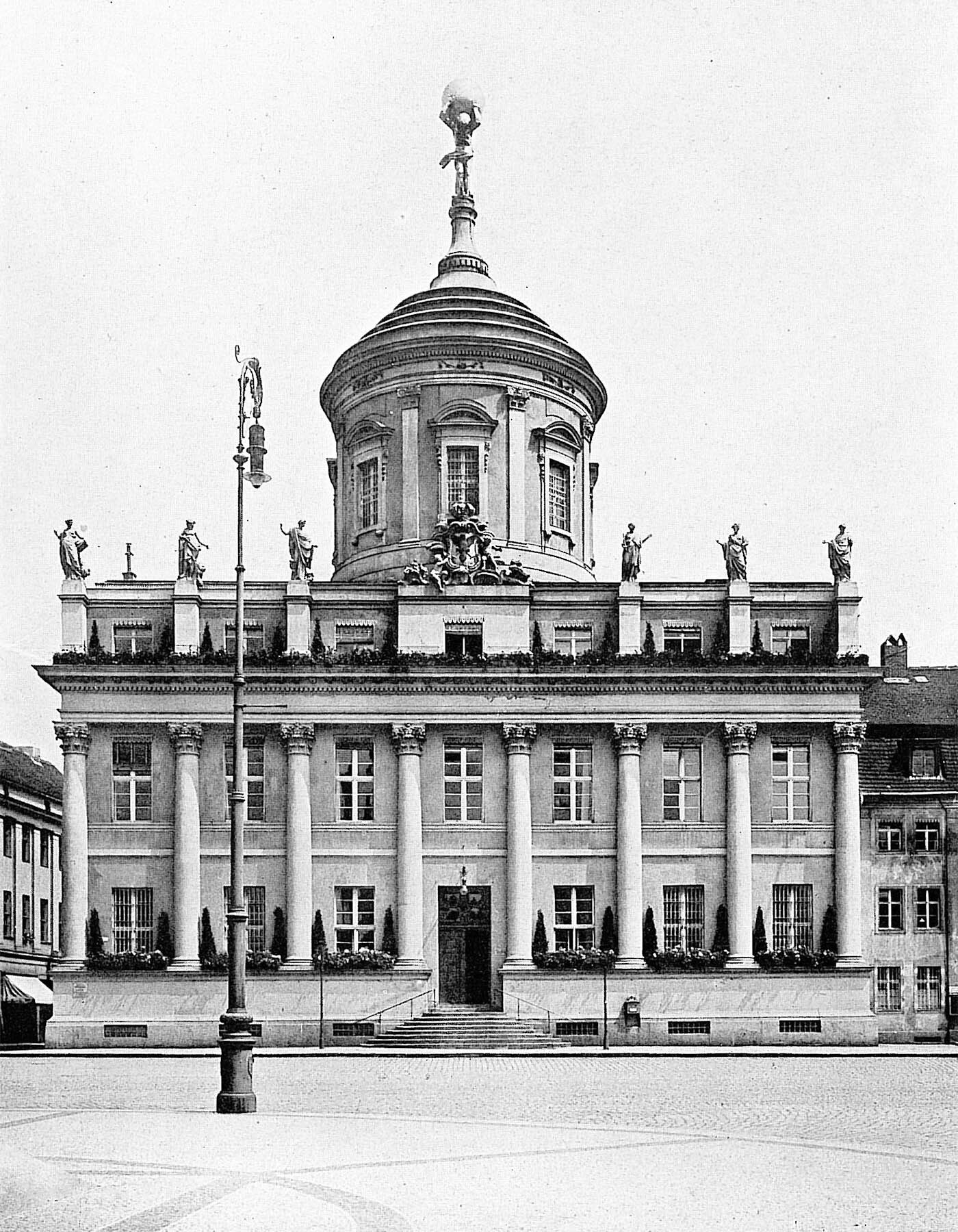 Historisches Foto: Das Alte Rathaus mit Kolossalordnung und Rotunde