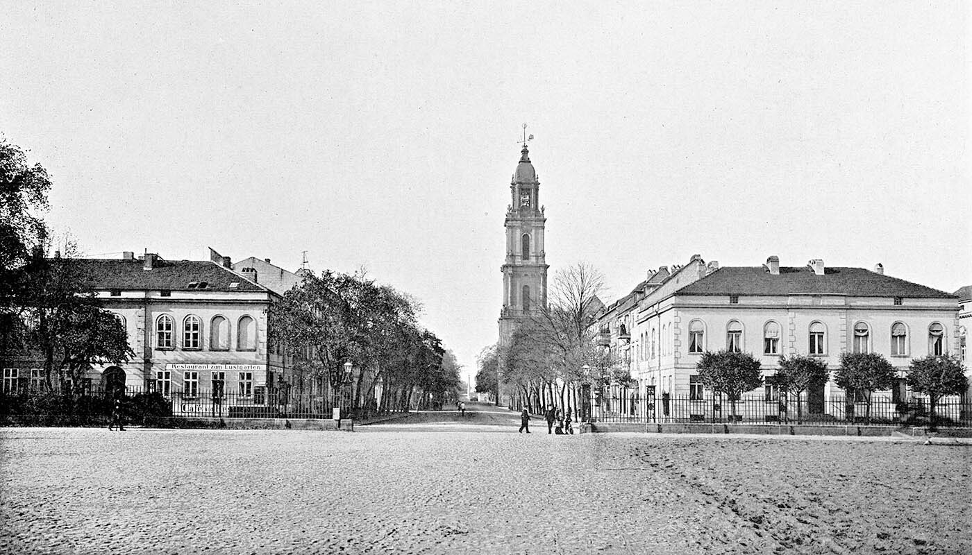 Foto: Historische Aufnahme durch die Bauten der Breiten Straße auf die Garnisonkirche.