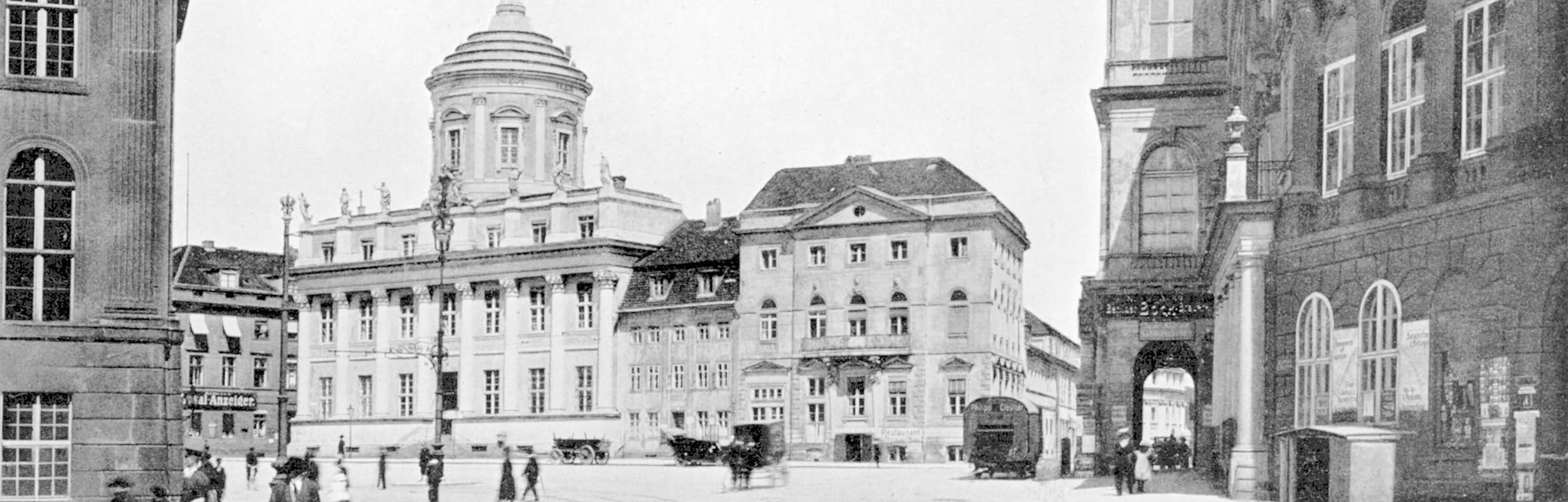 Historisches Foto: Altes Rathaus mit Verbindungsbau zum Knobelsdorffhaus am Alten Markt. Rechts im Bild Blick durch den Arkadengang des Palazzo Barberini.