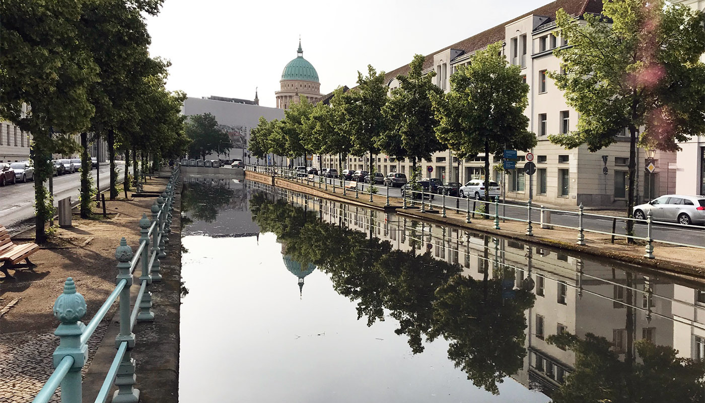 Foto: Der Stadtkanal im Bereich Yorckstraße im Jahr 2019 mit Blick auf die Kuppel der Nikolaikirche.
