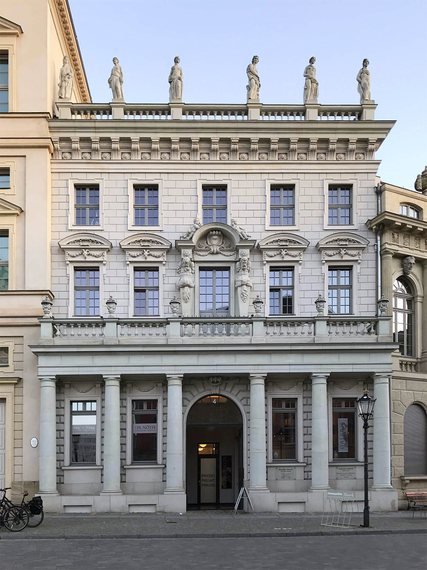Foto: Neubau der Humboldtstraße 4 mit rekonstruierter Fassade des Palazzo Chiericati.