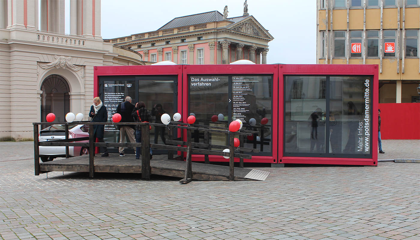 Foto: Eine verglaste und in roter Farbe gehaltene Infobox am Alten Markt im Jahr 2017.