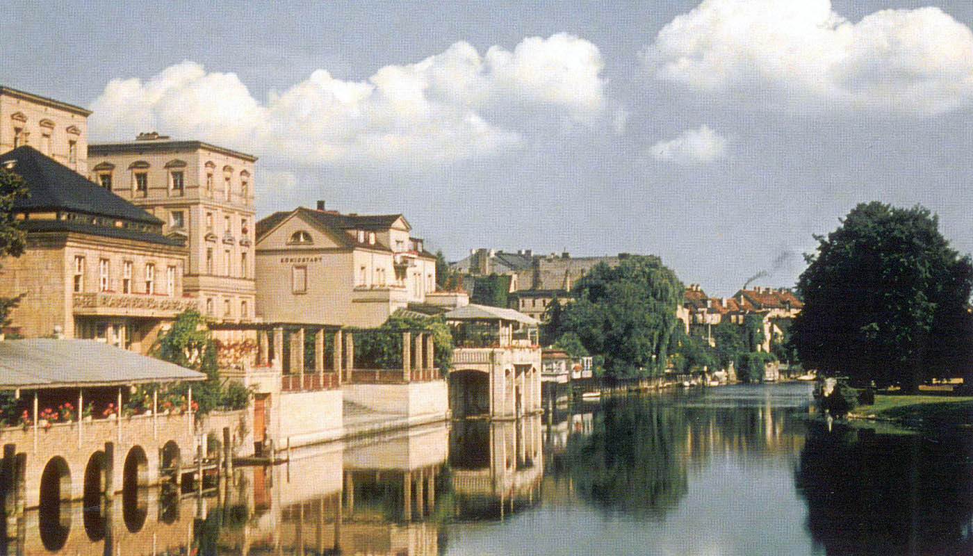 Foto: Blick auf das Wasser und die Historische Bebauung des Havelufers, rechts das Grün der Freundschaftsinsel.