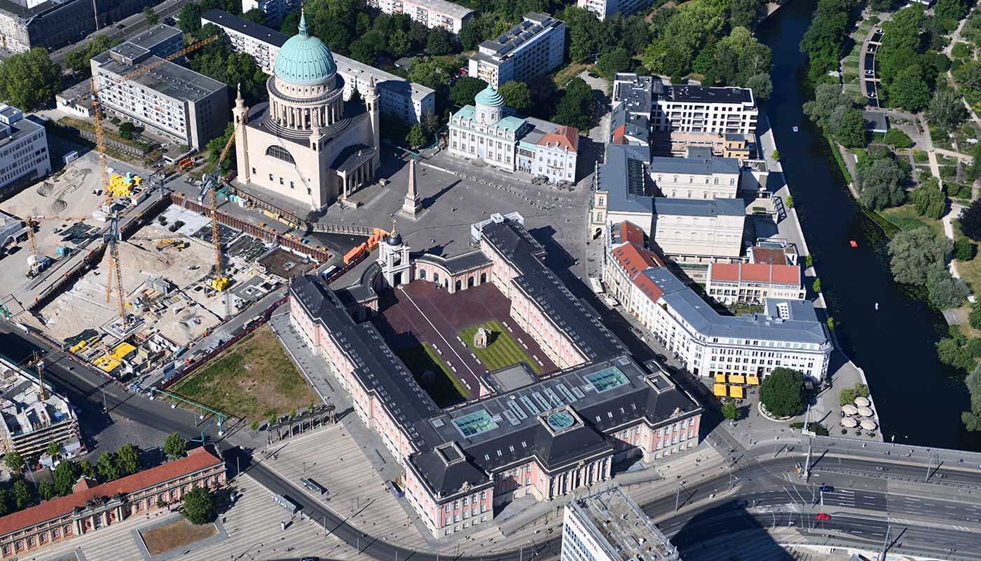 Foto: Luftbild des Alten Markts mit Landtag, neu bebautem Havelufer, Nikolaikirche und rückgebautem Fachhochschulgebäude.