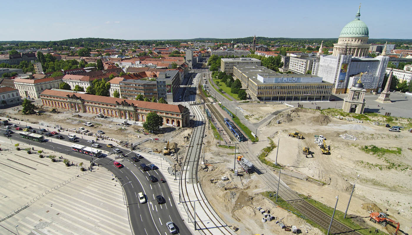 Foto: Die neu gebaute Breite Straße und abzweigend von dieser die neue Straßenbahntrasse. Der Rückbau der alten Trasse schafft Raum für den Landtagsneubau.
