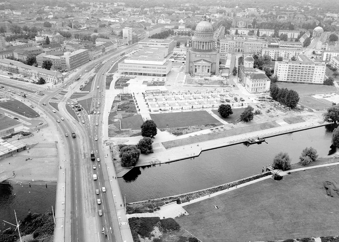 Foto: Luftbild aus dem Jahr 1960 mit Blick von Süden auf das Hafelufer und auf die Lange Brücke.