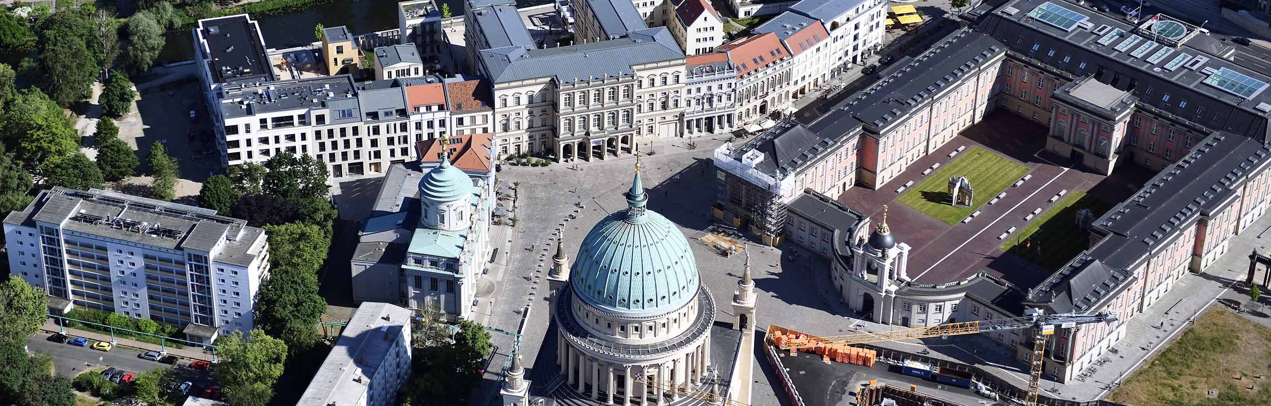 Foto: Luftbild vom Alten Markt mit Haveluferbebauung, Landtag, Nikolaikirche und Altem Rathaus.