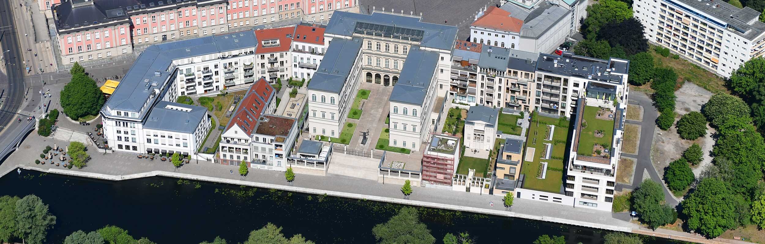Foto: Luftbild der Neubauten an der Uferpromenade mit Blick in deren Innenhöfe.