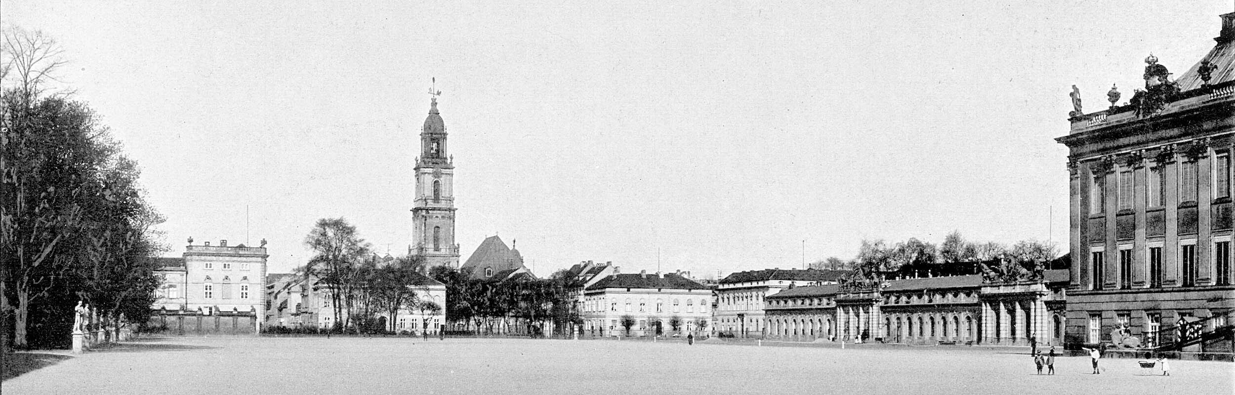 Foto: Historische Aufnahme über den einstigen Exerzierplatz entlang des heutigen Filmmuseums hinüber zur Garnisonkirche.