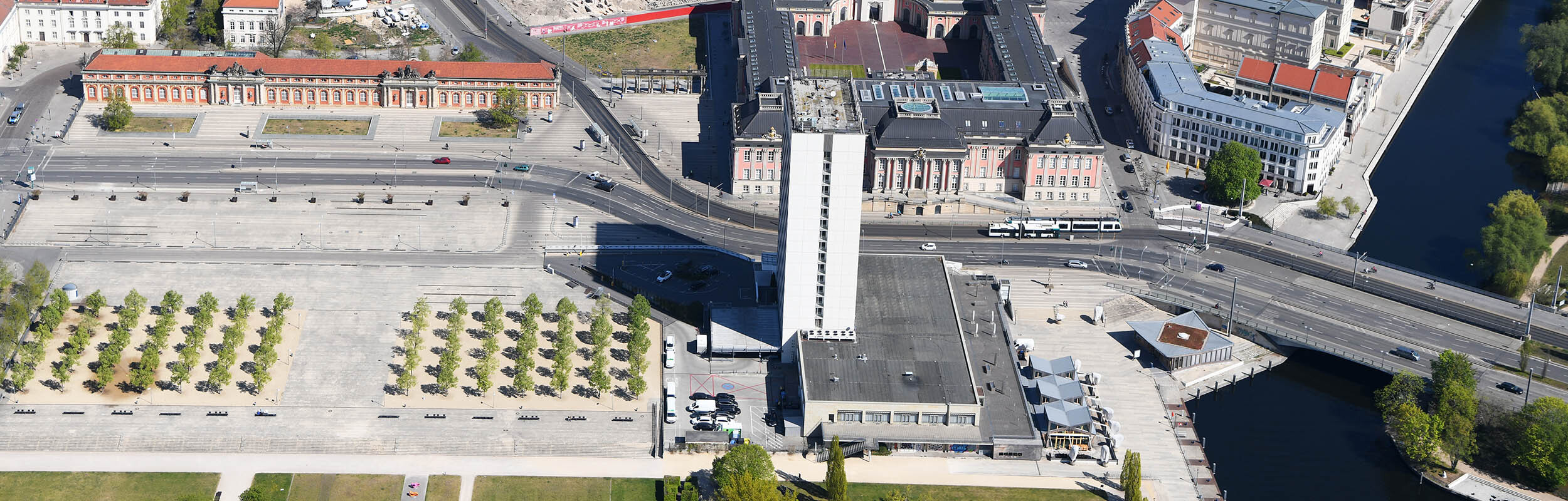 Foto:  Luftbild von der Potsdamer Mitte, im Vordergrund der Lustgarten mit Mercure Hotel und der Langen Brücke, im Hintergrund das Filmmuseum und der Landtag.