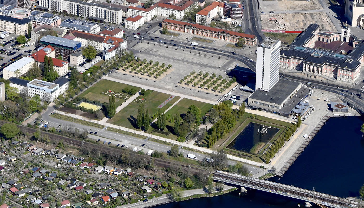 Foto: Luftaufnahme mit dem Lustgarten und dem Hotel Mercure im Vordergrund.
