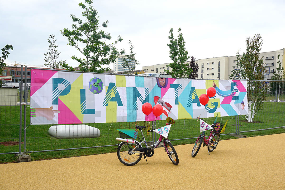 Foto: Bunter Banner und dekorierte Fahrräder am Tag des Parcours auf der Plantage.