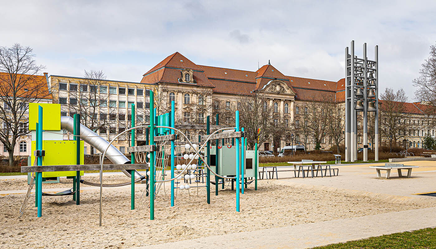 Foto: Plantage mit Spielplatz zum Klettern und Rutschen, Tischtennisplatten und Glockenspiel, im Hintergrund der Bundesrechnungshof.