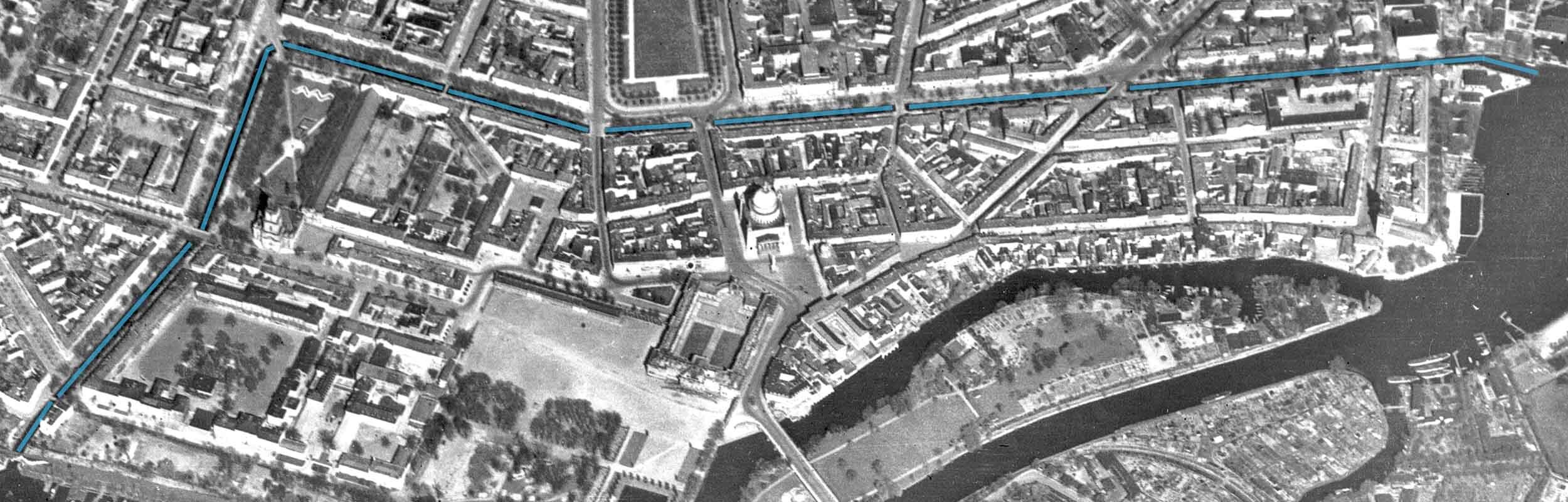 Foto: Luftbild von 1944 mit farblicher Kennzeichnung des Stadtkanals.